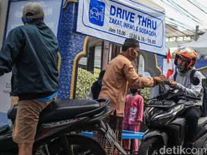 Tanah Kusir Berlakukan Zakat Fitrah Secara Drive Thru