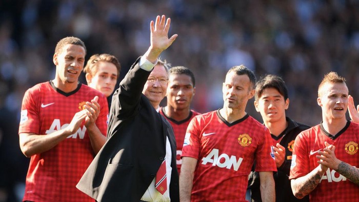 WEST BROMWICH, ENGLAND - MAY 19:  Manchester United manager Sir Alex Ferguson is applauded by players after his 1,500th and final match in charge of the club following the Barclays Premier League match between West Bromwich Albion and Manchester United at The Hawthorns on May 19, 2013 in West Bromwich, England.  (Photo by Michael Regan/Getty Images)