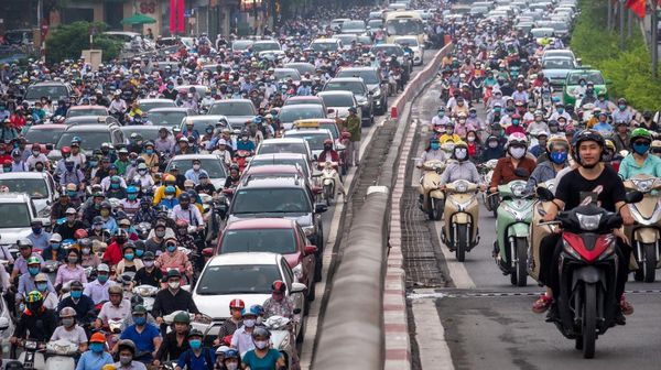 Lockdown Usai, Warga Hanoi Tumpah Ruah