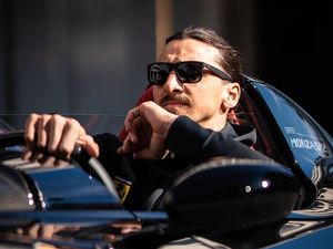 Lagak Ibrahimovic Nyetir Ferrari