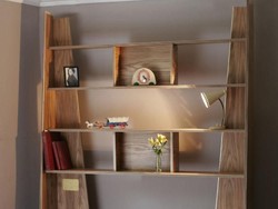 Rak Buku Ini Transformasinya Bikin Kaget, Bisa Berubah Jadi Peti Mati