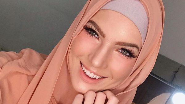 Foto: Cantiknya Saat Aktris Mikaila Patritz Berhijab, Jadi Mualaf dari Kecil