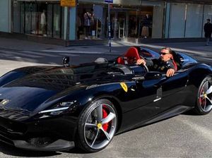 Ternyata Begini Gaya Zlatan Ibrahimovic Kalau Nyetir Mobil