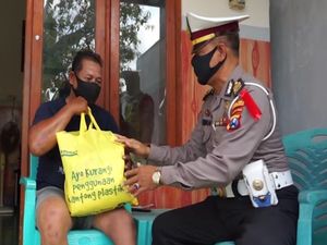 Hindari Kerumunan, Polisi Lamongan Bagikan Bantuan ke Korban Kecelakaan