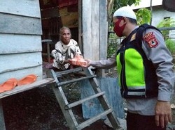 Rogoh Kocek Sendiri, Polisi di Luwu Bagikan Beras di Masa Pandemi