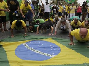 Lawan Corona dengan Push Up, Presiden Brasil Puji Kebijakannya Hadapi Wabah
