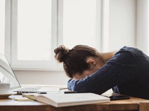 Tidur Tak Nyenyak Selama WFH? Atasi dengan 4 Makanan Enak Ini