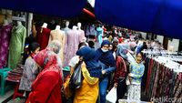 Belanja Lebaran di Pasar Tanah Abang Juga Ramai