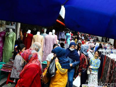 Belanja Lebaran di Pasar Tanah Abang Juga Ramai