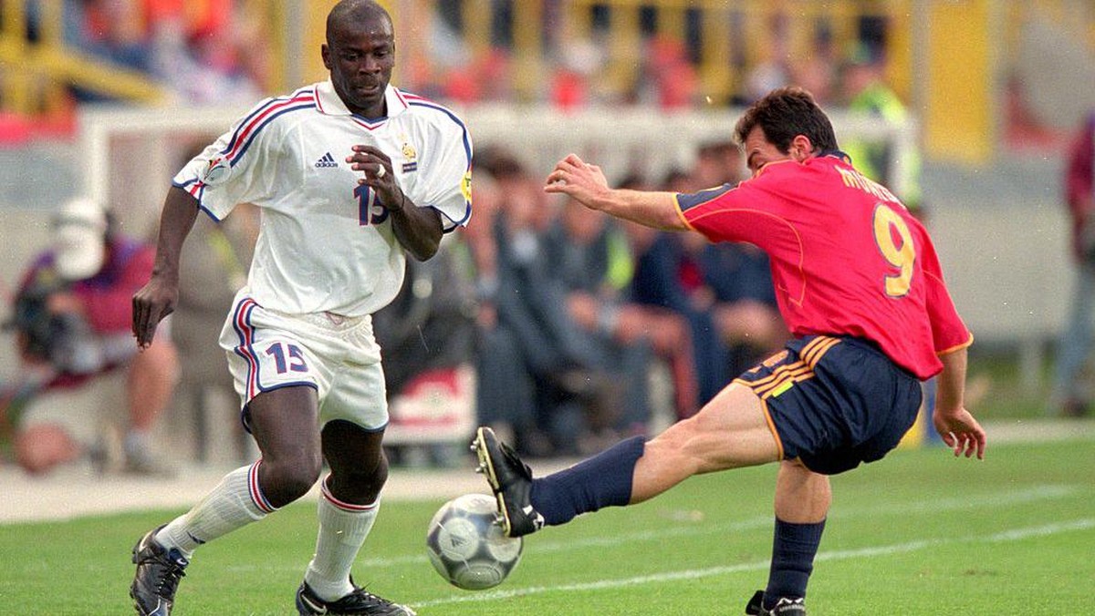 Lilian Thuram dan Pedro Munitis di Piala Eropa 2000. (Foto: Getty Images/Shaun Botterill)