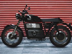 Motor Listrik Bergaya Scrambler 1960 Punya Baterai seperti Roti Lapis