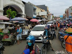 Banyak Pelanggaran PSBB di Pasar Cirebon, Petugas Bagikan Masker
