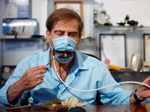 Kini Ada Masker Pac-Man, Bisa Makan Tanpa Perlu Copot Masker