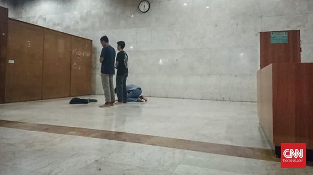 Masyarakat umum hanya boleh salat di bagian luar Masjid Raya Bandung