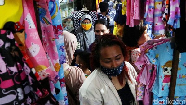 Padat Merayap Beli Baju Lebaran di Pasar Minggu