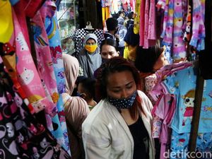 Padat Merayap Beli Baju Lebaran di Pasar Minggu