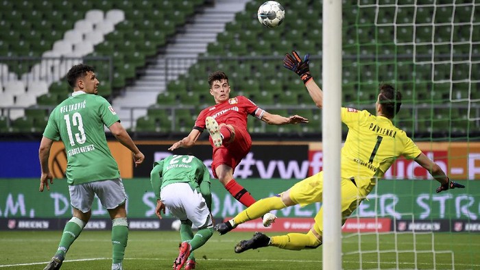 Leverkusens Kai Havertz, center, scores the opening goal during the German Bundesliga soccer match between Werder Bremen and Bayer Leverkusen 04 in Bremen, Germany, Monday, May 18, 2020. The German Bundesliga becomes the worlds first major soccer league to resume after a two-month suspension because of the coronavirus pandemic. (AP Photo/Stuart Franklin, Pool)