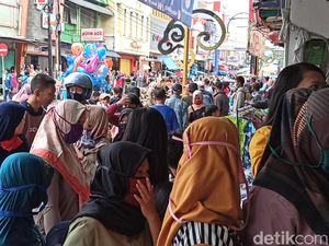 Potret Ribuan Warga Garut Berburu Baju Lebaran di Tengah Pandemi Potret Ribuan Warga Garut Berburu Baju Lebaran di Tengah Pandemi
