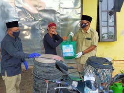 KKP Bagikan Ikan Segar ke Warga Terdampak COVID-19 di Banyuwangi