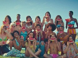 Video Musik Baru Harry Styles yang Penuh Kesegaran Semangka di Siang Hari