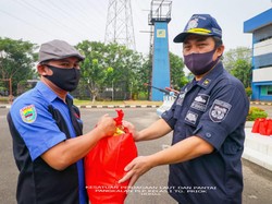 Pangkalan PLP Tanjung Priok Bagi Sembako buat Warga Terdampak Corona