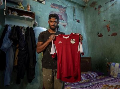 Corona Bikin Pesepakbola asal Mesir Ini Jadi Kuli Bangunan