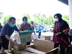 Pemkot Surabaya Punya Amunisi Baru Perangi Corona, Disumbang UangTunai dan APD