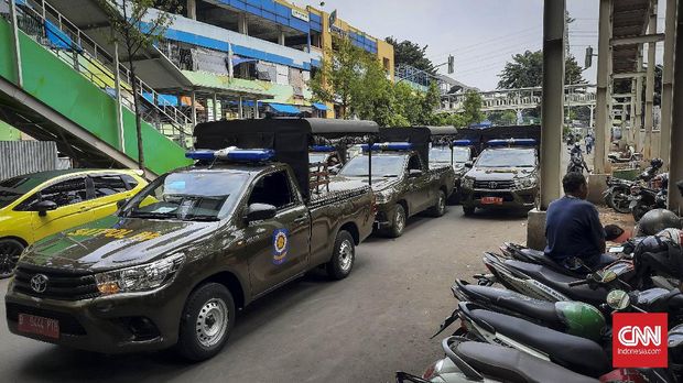 Puluhan mobil aparat gabungan bersiaga di Pasar Tanah Abang, Jakarta , 19 Mei 2020.