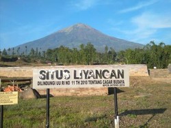 Indahnya Candi Liyangan dengan Latar Gunung Sindoro