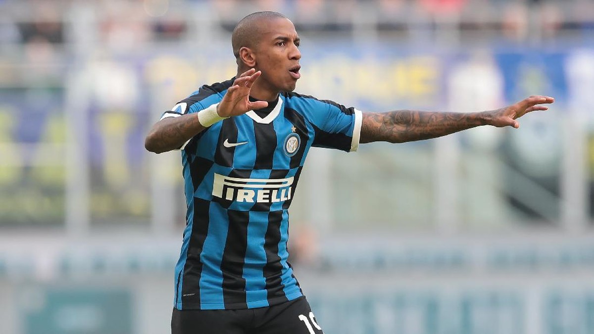 Ashley Young rela tinggalkan Inter Milan andai dijemput Watford. (Foto: Emilio Andreoli/Getty Images)