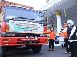 Khofifah Kirim Sembako & Uang untuk Warga Jatim di Jabodetabek