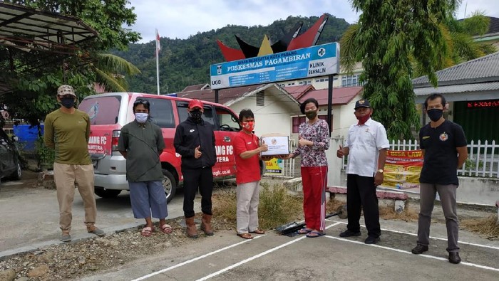 Setelah melakukan aksi lelang jersey, Semen Padang FC menyalurkan hasilnya dalam bentuk Alat Pelindung Diri (APD) untuk tim medis untuk membantu penanganan COVID-19 di daerahnya.