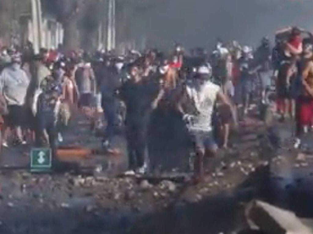Chile Rusuh Saat Lockdown, Polisi Dilempari Batu Hingga Molotov