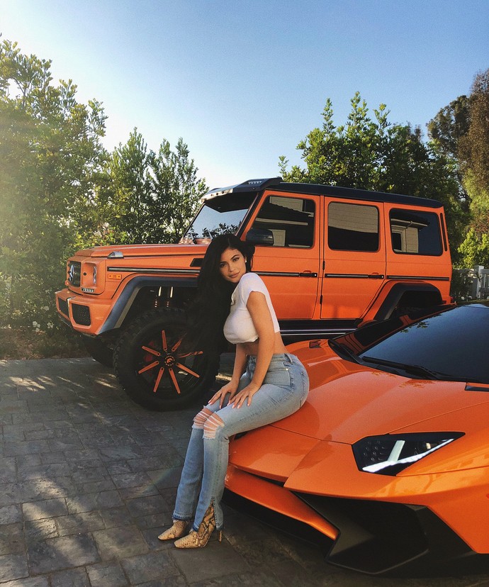 Pose Kylie Jenner di depan mobil mewah