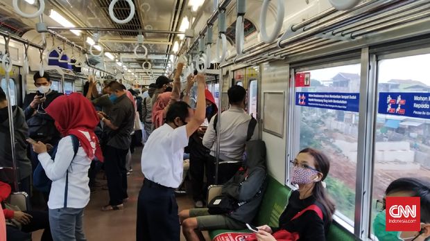 Suasana di dalam KRL rute Bogor-Jakarta Kota, Senin (18/5) pagi