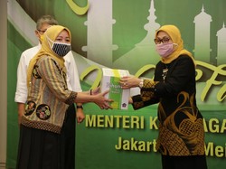 Menaker Bagi-bagi 6.250 Paket Sembako untuk Serikat Pekerja & Buruh