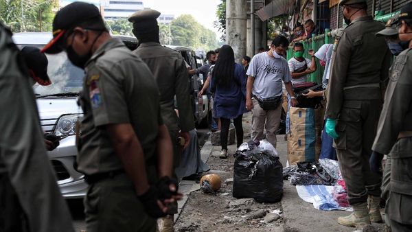 Satpol PP Tertibkan Pedagang di Trotoar Pasar Senen