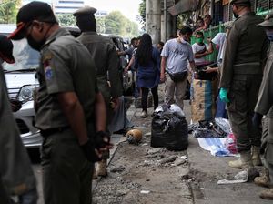 Satpol PP Tertibkan Pedagang di Trotoar Pasar Senen