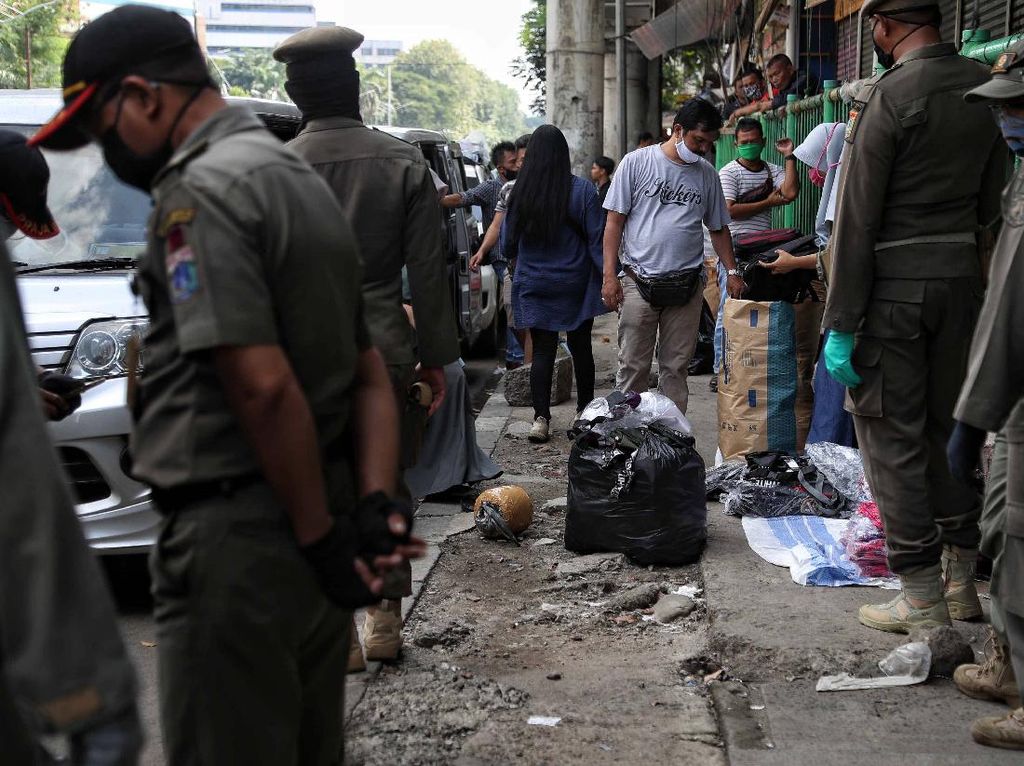 Satpol PP Tertibkan Pedagang di Trotoar Pasar Senen Satpol PP Tertibkan Pedagang di Trotoar Pasar Senen