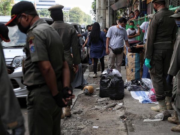 Satpol PP Tertibkan Pedagang di Trotoar Pasar Senen