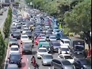Video Antrean Kendaraan Mengular di Jalan Gatot Subroto Jakarta