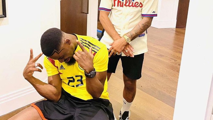 Serge Aurier potong rambut di saat masa karantina.
