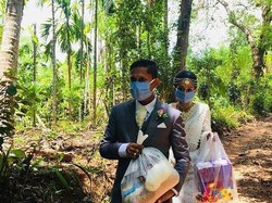 Pesta Kawinan Batal, Pengantin Ini Bagikan Makanan Untuk Orang Miskin
