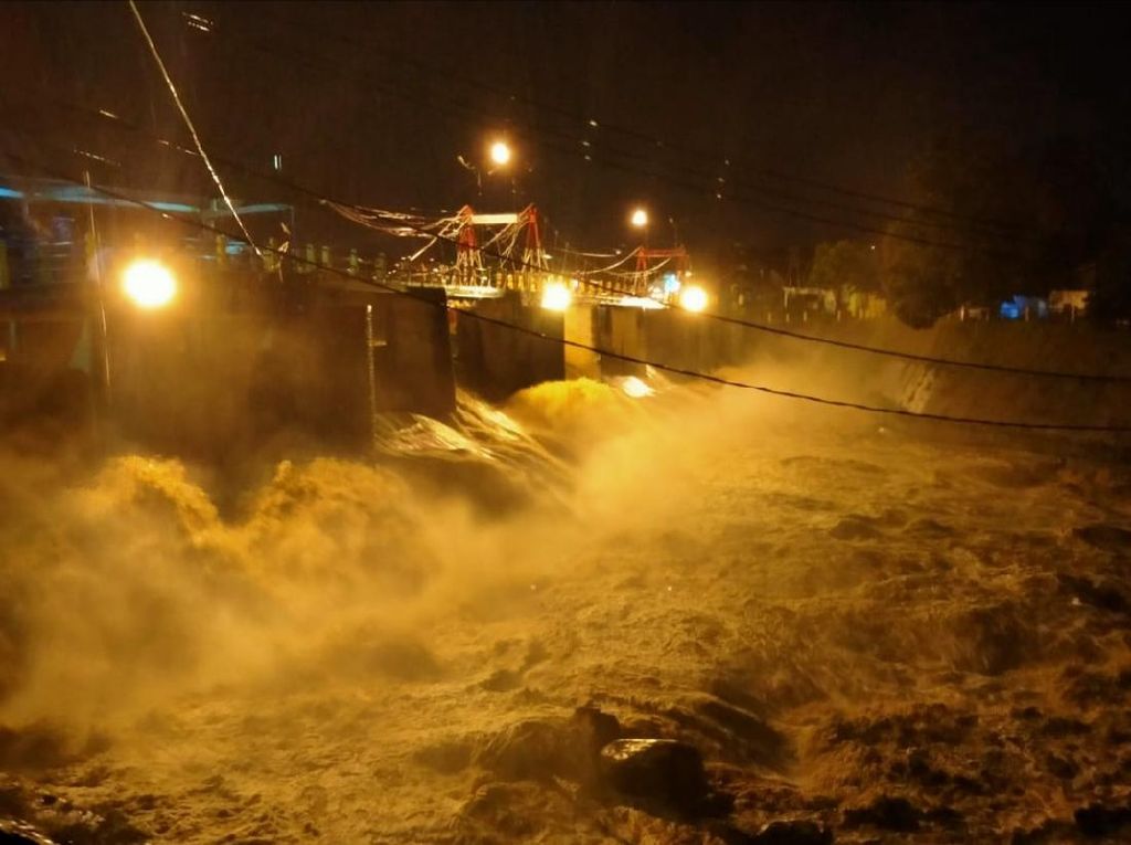 Bogor Diguyur Hujan Sejak Sore, Bendung Katulampa Siaga III Bogor Diguyur Hujan Sejak Sore, Bendung Katulampa Siaga III