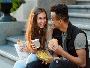 Hati-hati! 5 Kebiasaan Makan Ini Bisa Bikin Kamu Terpapar Virus Corona Hati-hati! 5 Kebiasaan Makan Ini Bisa Bikin Kamu Terpapar Virus Corona