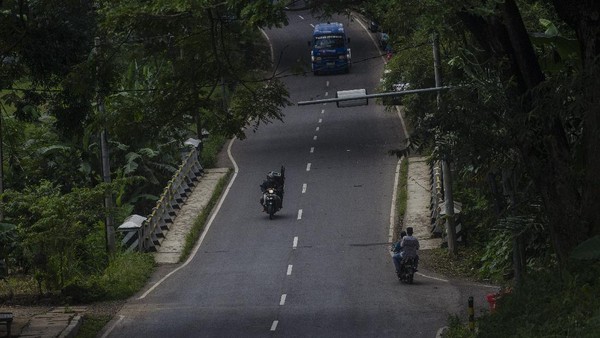 Pada H-4 Lebaran Idul Fitri 2020 kawasan Nagreg yang biasanya ramai pemudik kini terpantau lancar dan sepi. Hal ini menyusul larangan mudik.