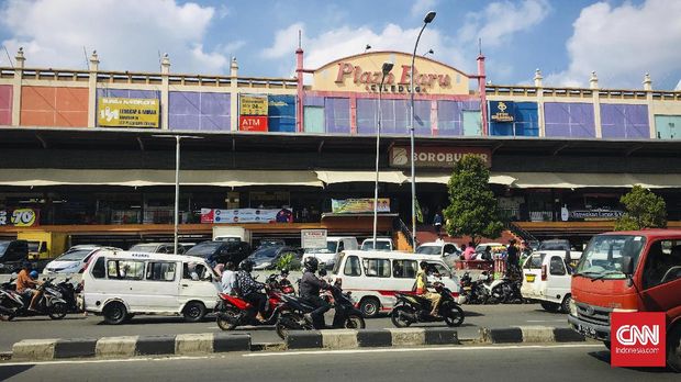 Pusat perbelanjaan CBD Ciledug di Jalan HOS Cokroaminoto, Kota Tangerang, Banten tutup kembali setelah disegel oleh Satuan Polisi Pamong Praja (Satpol PP) Kota Tangerang karena melanggar aturan pembatasan sosial bersakala besar (PSBB) untuk memutus mata rantai penyebaran virus corona (Covid-19). (CNN Indonesia/Martahan Sohuturon)