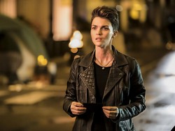 Mundur Perankan Batwoman, Ruby Rose Rahasiakan Alasannya