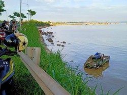 Pikap Bermuatan Ikan Nyemplung Laut di Jalur Pantura Rembang