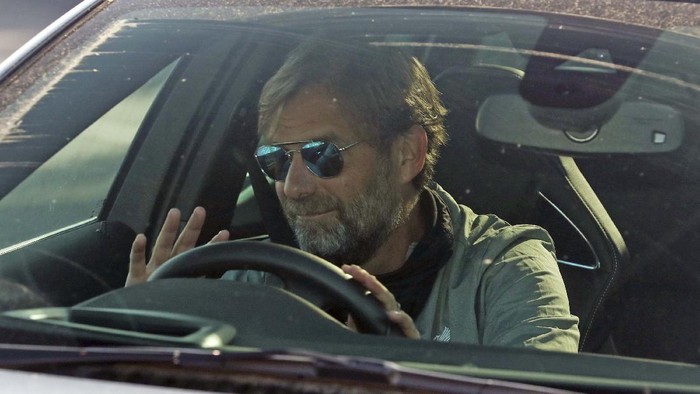 Premier League telah mengijinkan klub untuk menggelar latihan kecil untuk melanjutkan Liga Inggris. Begini momen saat palatih Liverpool Jurgen Klopp tiba di tempat latihan klub.